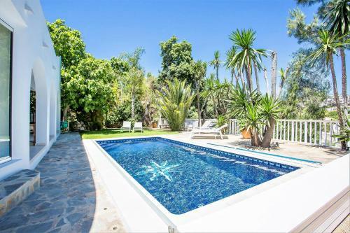 Luxury Villa With Swimming Pool And Jacuzzi