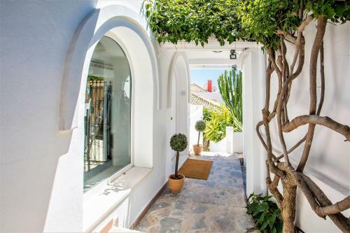 Luxury Villa With Swimming Pool And Jacuzzi