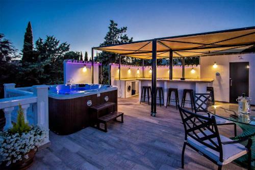 Luxury Villa With Swimming Pool And Jacuzzi