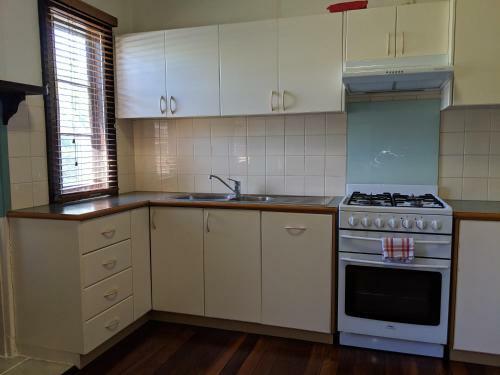 Walnut Cottage - 2 Bedroom Pet Friendly Country Cottage