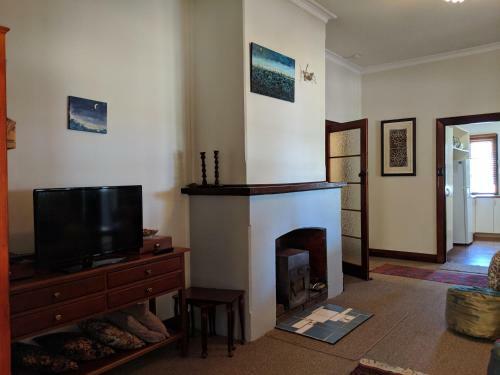 Walnut Cottage - 2 Bedroom Pet Friendly Country Cottage