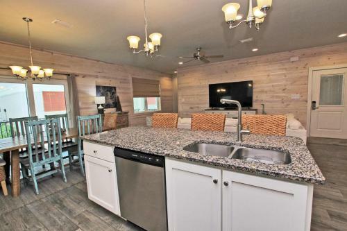 Romeo Beach By Youngs Suncoast