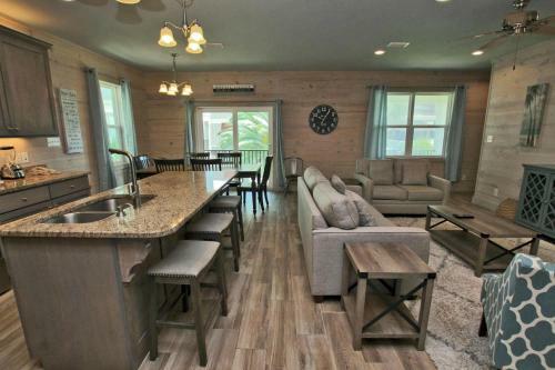 Romeo Beach By Youngs Suncoast