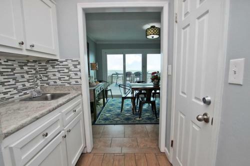 Marilyns Cottage By Youngs Suncoast