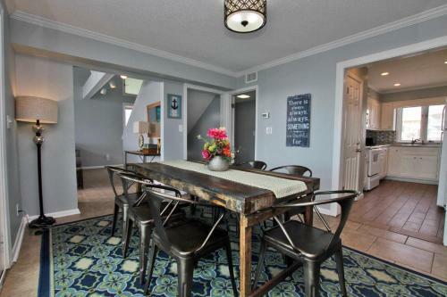 Marilyns Cottage By Youngs Suncoast