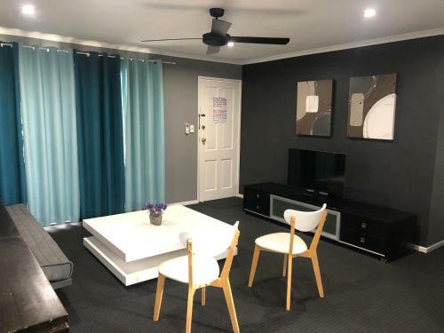 3 Bedroom Unit Upstairs- In A Hi-set Home