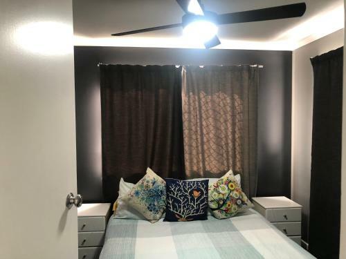 3 Bedroom Unit Upstairs- In A Hi-set Home