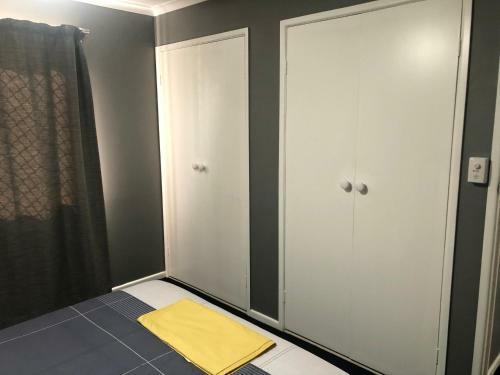 3 Bedroom Unit Upstairs- In A Hi-set Home