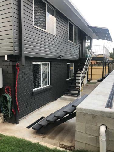 3 Bedroom Unit Upstairs- In A Hi-set Home