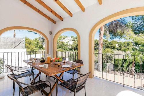 3383 Villa Encina