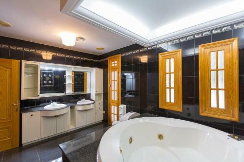 Villa Con Piscina En N�jar