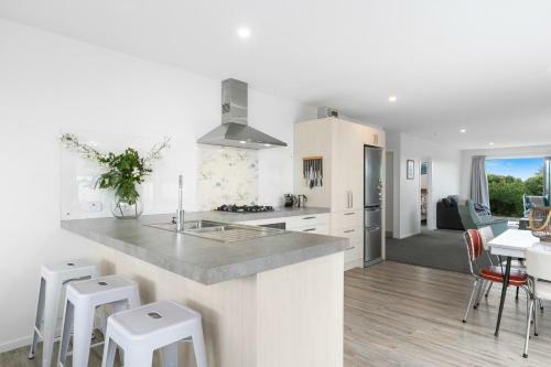 Karitane Beach Retreat - Karitane Holiday Home