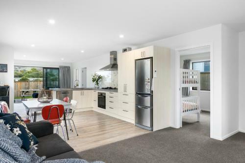 Karitane Beach Retreat - Karitane Holiday Home