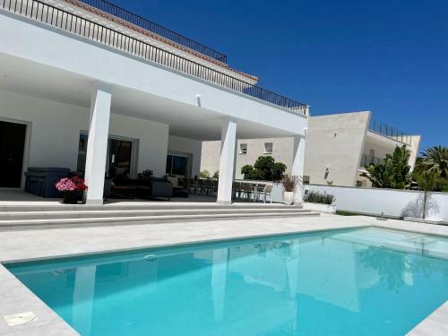 Luxury Seaside Villa With Private Pool In Cabo Roig
