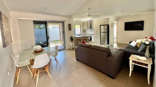 Villa Home Away From Home - Modern Luxury In Central Bundaberg