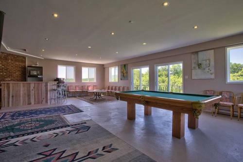 Villa Backing Onto Niagara Escarpment Low Rates For Great Place!!