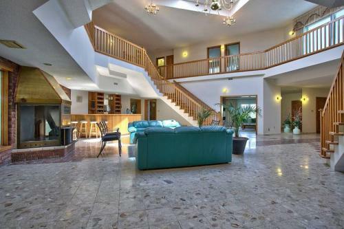 Villa Backing Onto Niagara Escarpment Low Rates For Great Place!!