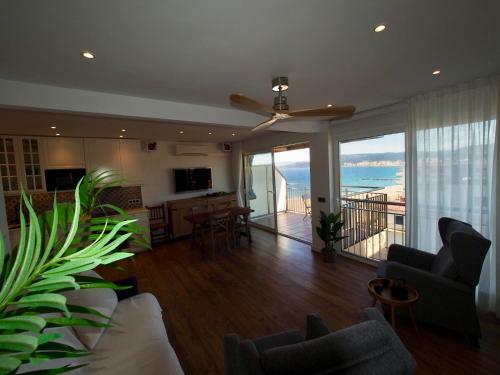 Seafront Apartment In Palam�s