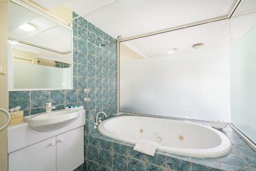 Apartamento 98 Steps To The Beach - Unit 9 At Cape View Resort