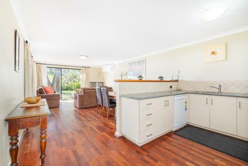 Apartamento 98 Steps To The Beach - Unit 9 At Cape View Resort