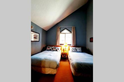 Delightful Chalet 2bd 2ba Pool Hot Tub Bbq Private Entry Park Pass