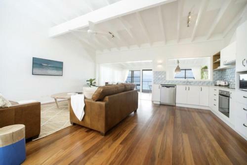 Jane's On Wategos Villa 1, 37 Marine Parade - 3 Bed Villa