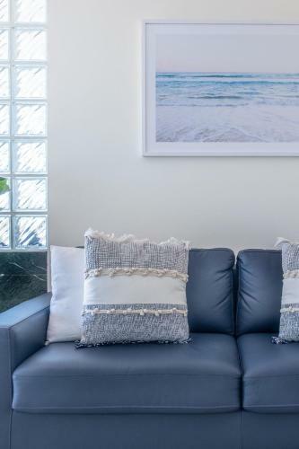 New Listing Retro Beach Style Apartment With Ocean Views
