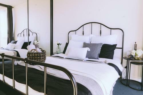 Capitol Executive Apartment On London Circuit