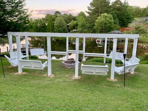 Bama Lakeside Retreat