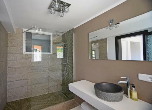 Luxury Villa For 16 People With Seaview, Pool And Bbq