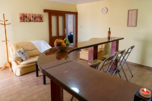 Gold Feathers Apartment
