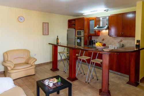 Gold Feathers Apartment