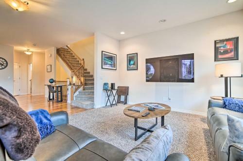 Sleek Escape With Balcony Less Than 1 Mi To 5th Avenue!