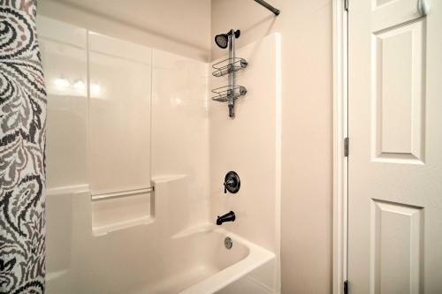 Sleek Escape With Balcony Less Than 1 Mi To 5th Avenue!