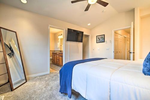 Sleek Escape With Balcony Less Than 1 Mi To 5th Avenue!