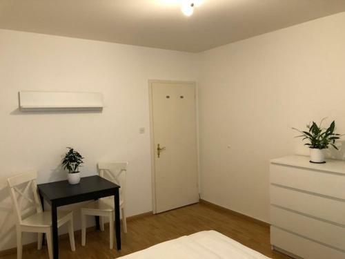 Luxury Black-white Room