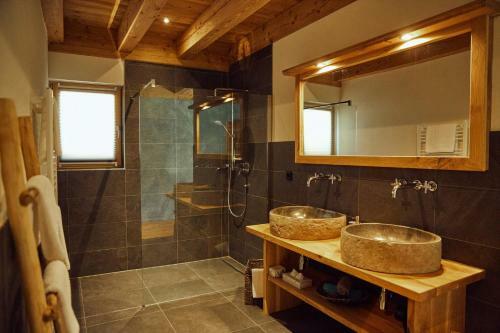 Mountain Chalet R