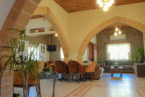 Hostal Golden Palms Guest House & Cafe