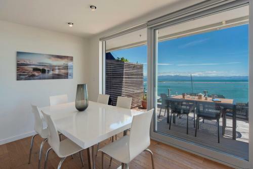 Penthouse 37 - Nelson Waterfront Apartment