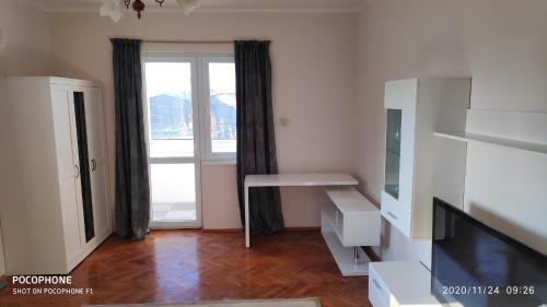 Unique Location Apartment With Parking