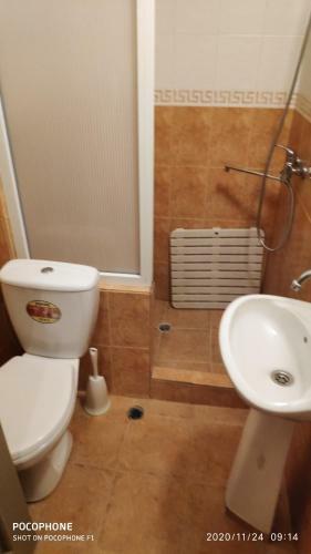 Unique Location Apartment With Parking
