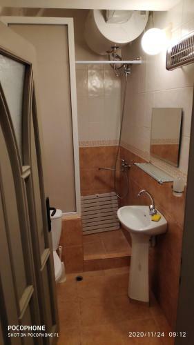 Unique Location Apartment With Parking