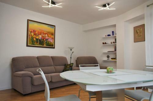 Top Center Apartment Gramophone