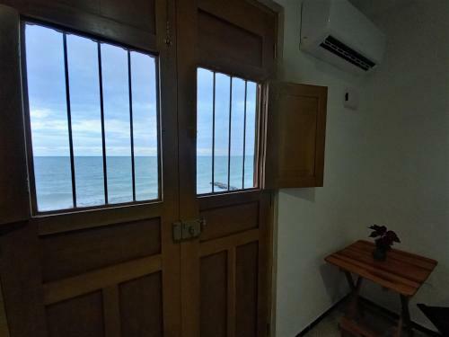 Cute Refurbished Beachfront House, Private Paradise For A Couple