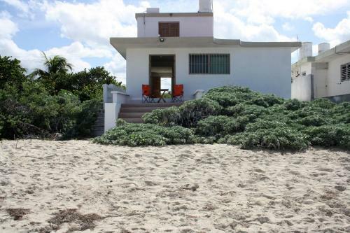 Cute Refurbished Beachfront House, Private Paradise For A Couple
