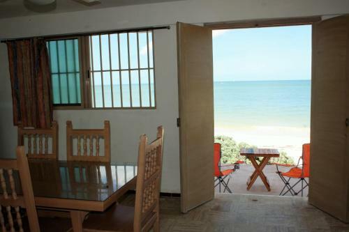 Cute Refurbished Beachfront House, Private Paradise For A Couple
