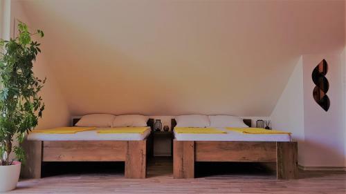Central Studio Apartment With Parking, Balcony & Garden