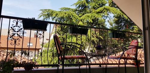 Central Studio Apartment With Parking, Balcony & Garden