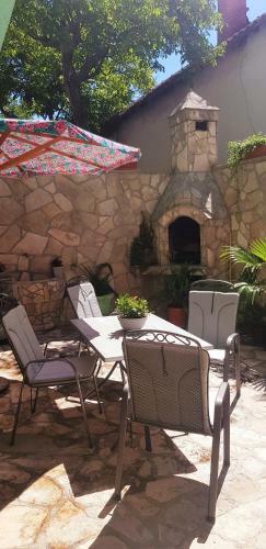 Central Studio Apartment With Parking, Balcony & Garden