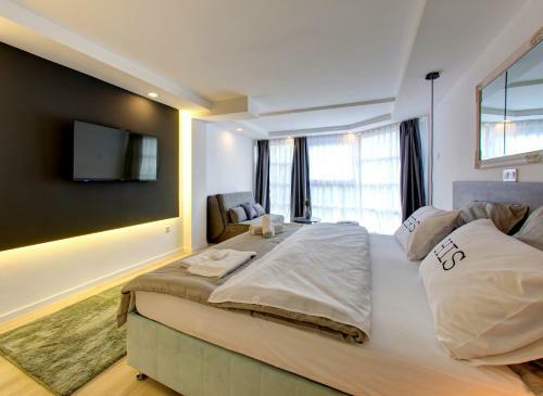Emerald Apartment